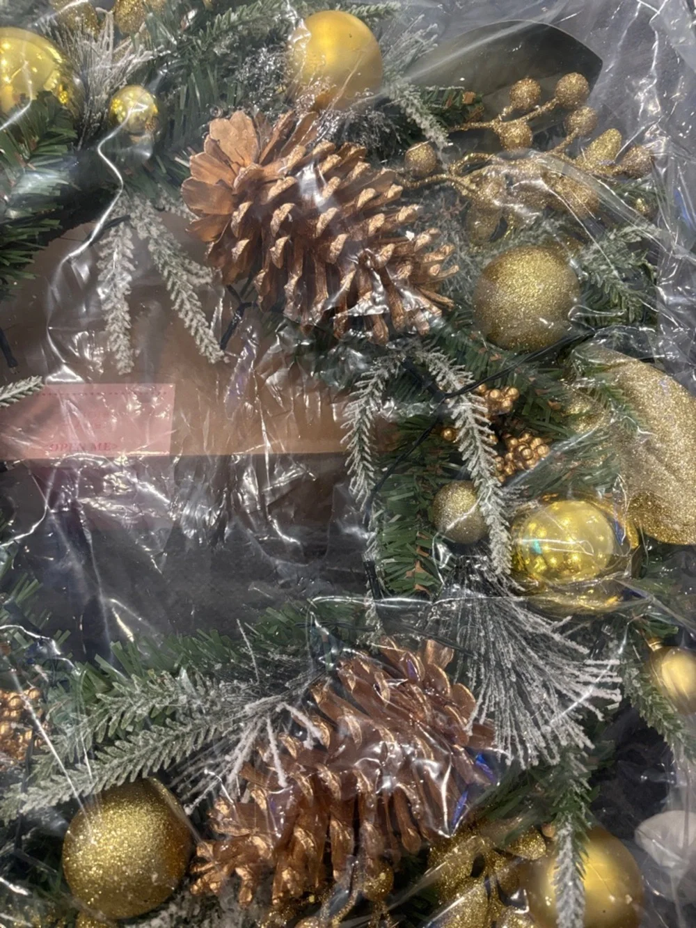 Eye catching Christmas wreath is 21inches, look great on a entrance door🦠